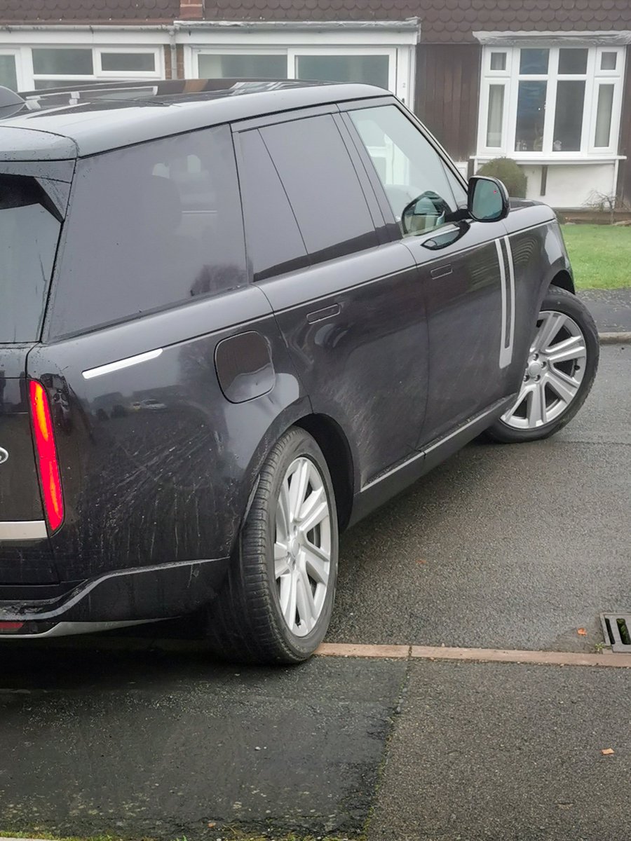 PookyD81's tweet photo. New RR has whopping amounts of rear wheel steering. Ideal for swinging round in London streets? https://t.co/KdISoWy2fq