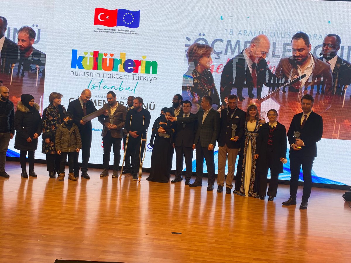 ESAREA's tweet image. Zorla yerinden edilen insanların sayısı 84 milyon. Unutmayalım, umutların tükendiği yerde göç başlar. 
Kırlangıç Ödülleri bu umudun yeşermesi için gönülden çalışanların sosyal uyuma yönelik projelerini içeriyor. Kalbe dokunan bu gece için teşekkürler. @suleymansoylu @Gocidaresi