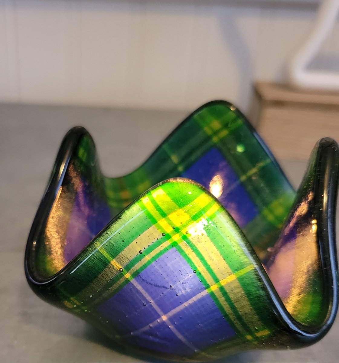 NetwurxSocialM's tweet photo. A special #curbsidedelivery from Lori @Cranberry_Glass Fused Glass Diva! A gorgeous #novascotiatartan tealight ! 😍 yes Lori sells them in diff #Tartans as well .when they are lit they are magical ✨ https://t.co/KA4A80NTdy