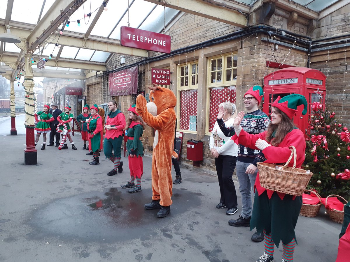 frangipanefran's tweet photo. A change of pace today: hard work but lots of fun looking after all these wonderful people who were busy making Christmas magical for lots of families! #ElfExpress @WorthValley https://t.co/GVNEfjMETK