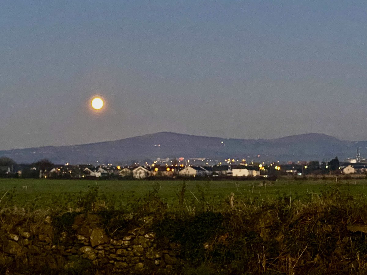 Cat_1964's tweet photo. Full moon, dark, dry, chilly and absolutely gorgeous leaving #TraleeCanal on the way home this evening #Tralee #LoveTralee #WildAtlanticWay https://t.co/hq2Cf7BhWW