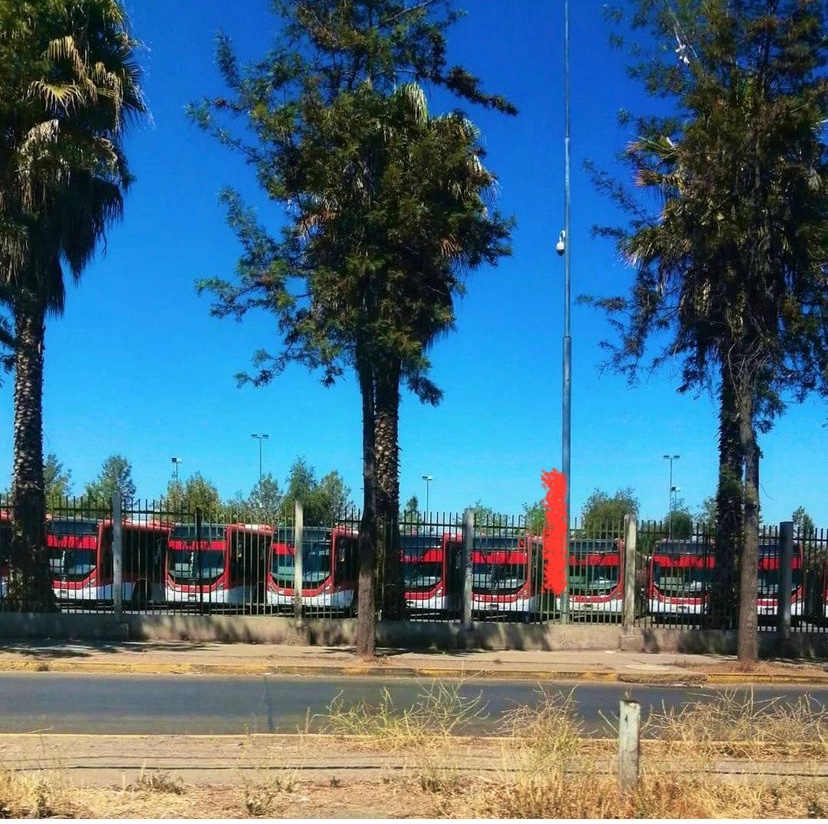 camila_vallejo's tweet photo. Nos llegan fotografías con garitas llenas de micros, no que se iba a reforzar el transporte público?! Esto es un intervencionismo descarado, vergonzoso.
Por favor, si puedes llevar a familiares o vecinos, ayúdalos!
#sueltenlasmicros https://t.co/X3v58WZyzj