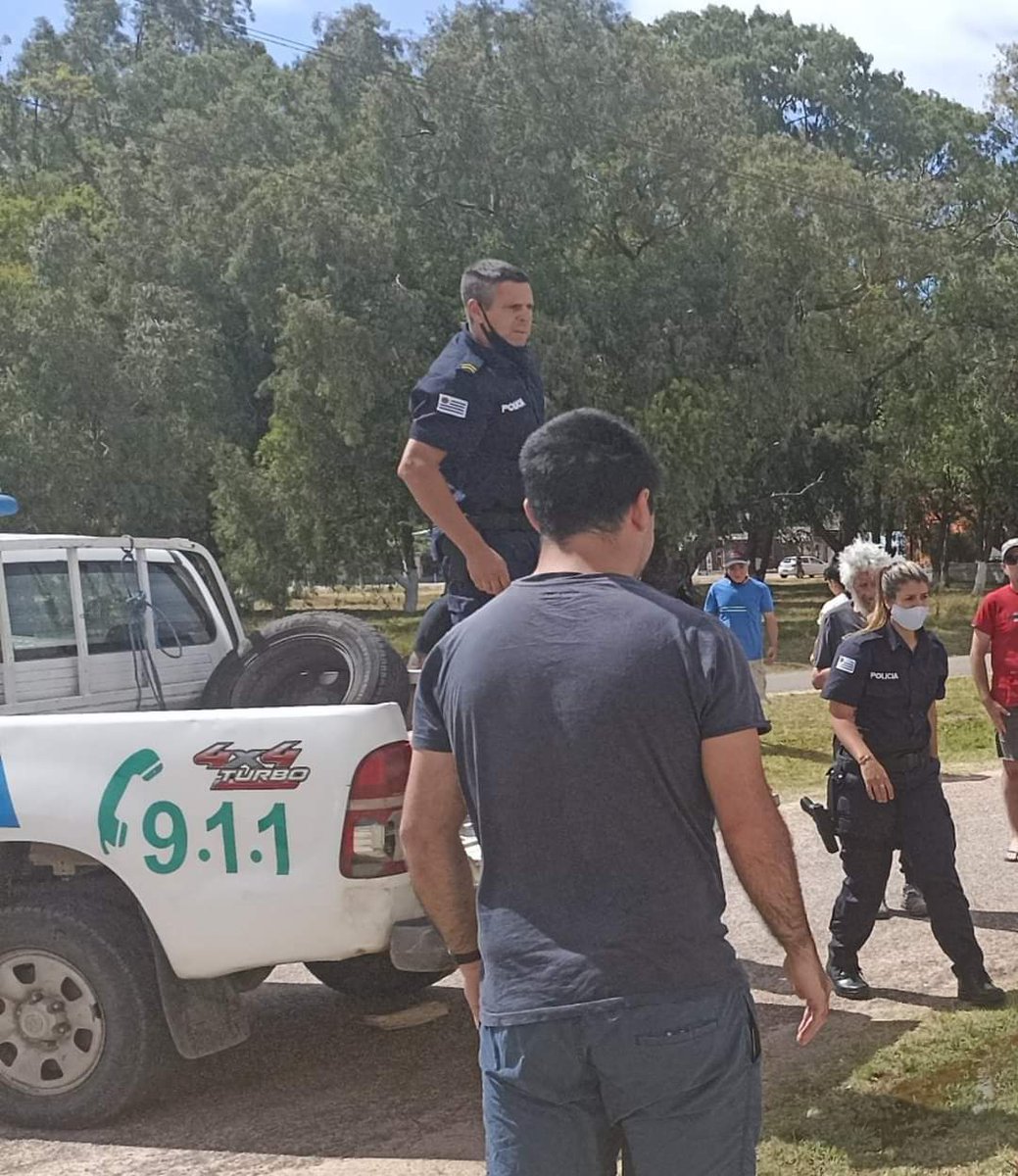 stecheraoficial's tweet photo. Domingo #Trágico en #LagoMerin 
Sobre las 10 horas un jóven que realizaba mantenimiento en la parte posterior del Hotel Laguna Merin en la calle 3, recibió una descarga eléctrica cuando la  escalera en la que se encontraba  tocó los cables de alta tensión derribándolo al piso. https://t.co/C5wwyKUf4l