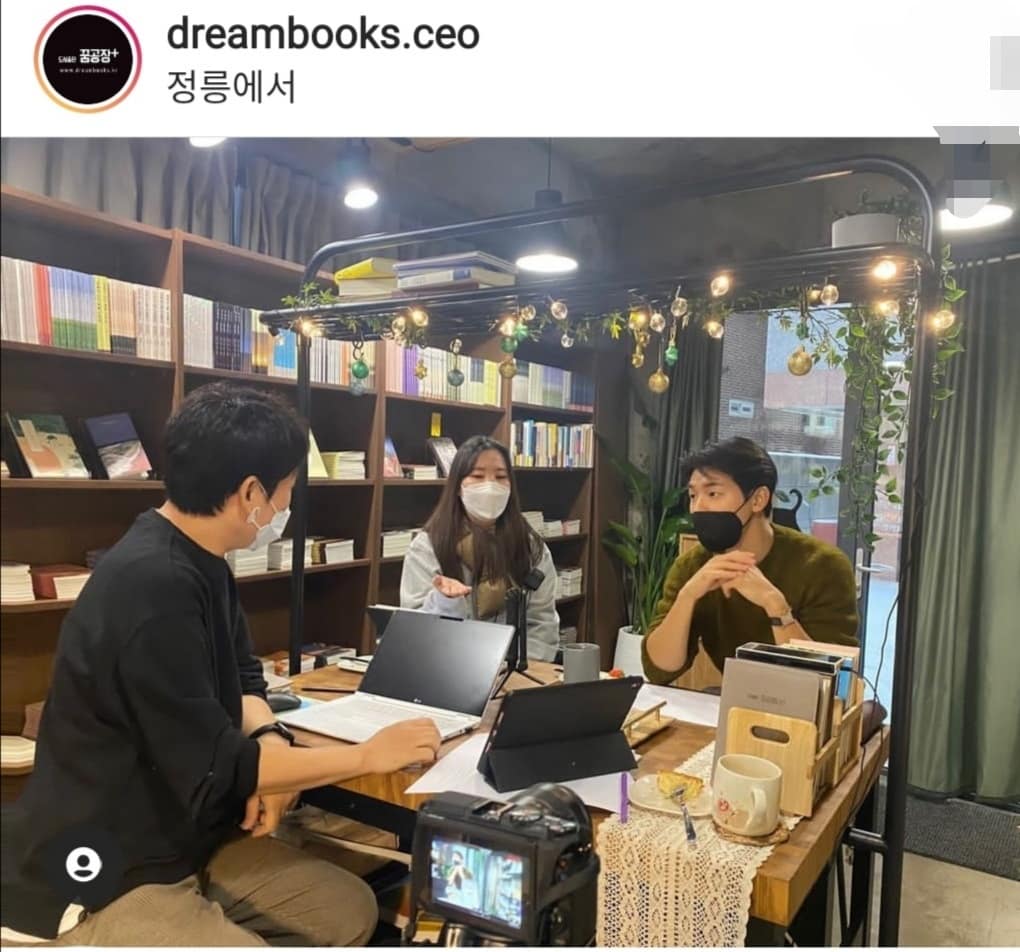 CNBLUELatinoam1's tweet photo. El deseo de @MR_KANGGUN en Instagram y Twitter escribe de hacer un libro. Él sabe que cuenta con el amor azul de sus #Boices así que a esperarlo. Lovesongs, love forever #kangminhyuk #CNBLUE #fanspage https://t.co/nhylxifhJI