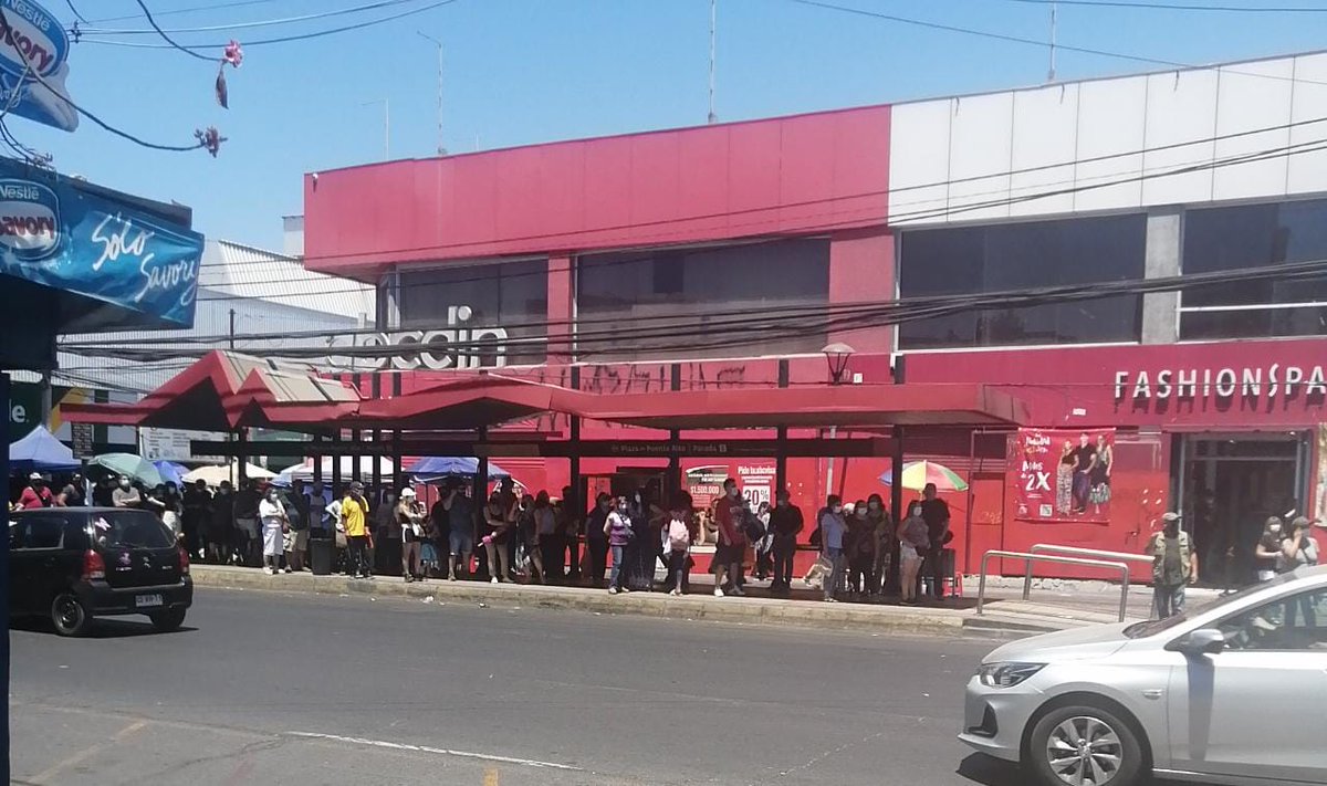 abejitamelisa's tweet photo. Siguen llegando fotos de paraderos llenos mientras las micros están guardadas en las garitas. #SueltenLasMicros #Huttmiente #mentirosa @MTTChile @TTISantiago https://t.co/oedsmFs2I0