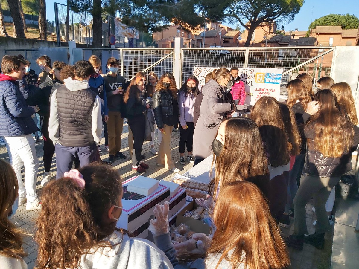 unatalgemma's tweet photo. Èxit en la venda de xocolata solidària organitzada per la comissió de solidaritat #shoutit de @InsMatadepera Moltes gràcies per la vostra col.laboració i aportació a @la_marato #salutmental https://t.co/Ku7u9JXslA