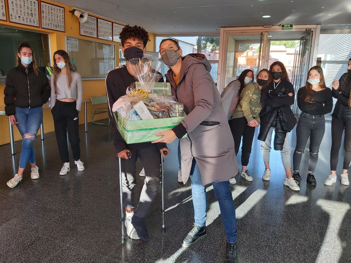 unatalgemma's tweet photo. El sorteig de la llumineta ha fet augmentar la quantitat recaptada però també la il.lusió de preparar les paneres i dels qui l'han guanyada 👌 @InsMatadepera @la_marato #shoutit #salutmental https://t.co/6PIvOtHN8y