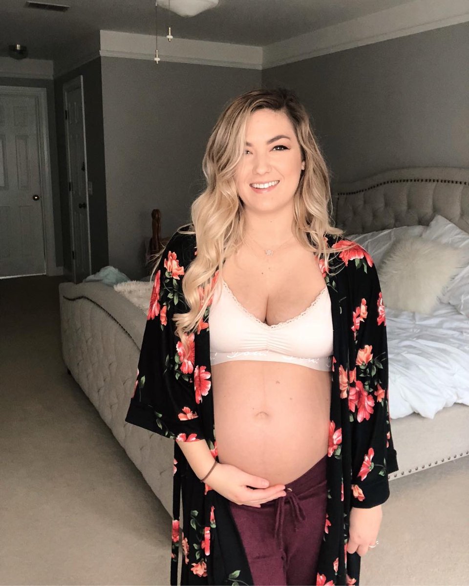 YouLingerie's tweet image. "What’s an item you were so glad you brought with you to the hospital?

 I’ve seen some people suggest a Polaroid camera and your pregnancy pillow and I wouldn’t have thought of those!!"
– @brittmfogle in our Ziva Maternity and Nursing Bra

preggoleggings.com/products/ziva-…