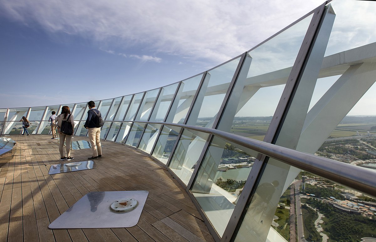 EJerrice's tweet photo. While visitors come to this part of the #building for scenic views, they stick around for the #architectural appeal.  https://t.co/5wINAQpydA https://t.co/5CbHCvNGZp