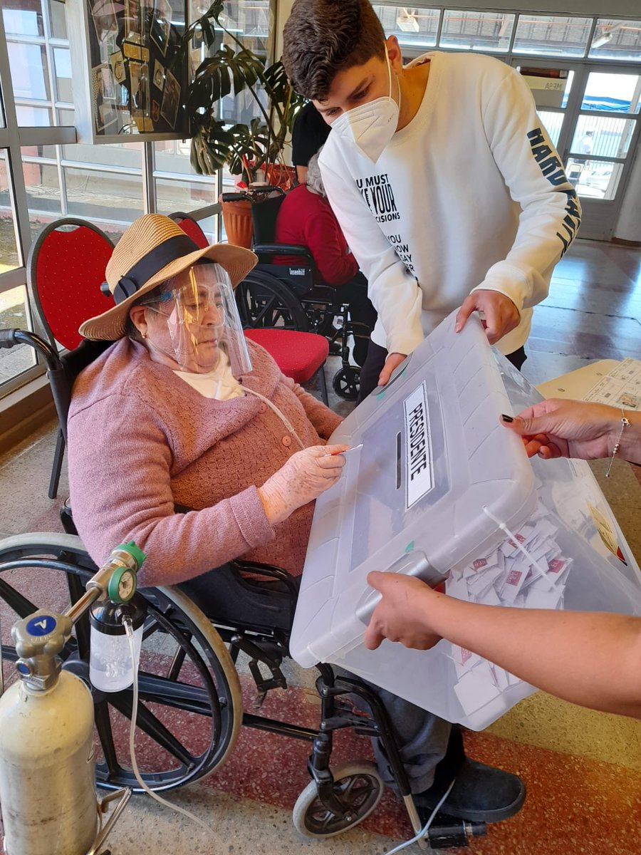 JosefinGarciah's tweet photo. Mi mamita bella, dijo que esta sería la última vez que iría a votar, ella está muy enferma, aun así su voto fue para @joseantoniokast desde la comuna de Lota! Dios primero, luego la patria y la familia. Bendiciones! https://t.co/KoMECv86fw