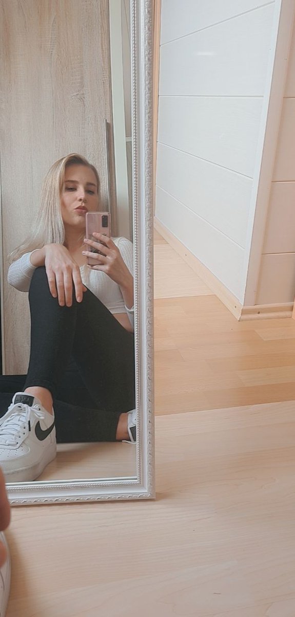 PinkMel1's tweet photo. Urlaub hallooooooo 🙈

#Urlaub #selflove #mirrorselfie #HappySunday #happy https://t.co/6LqmuB51wq