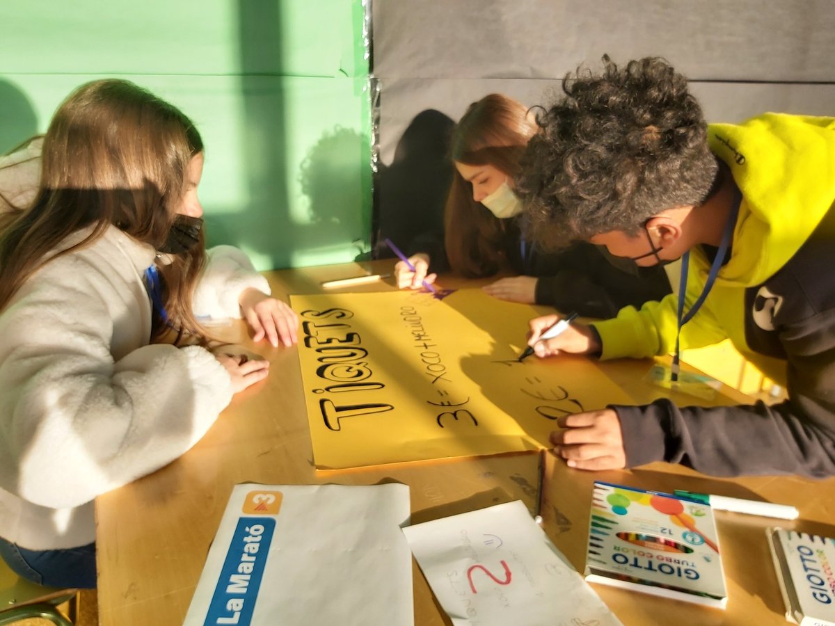 unatalgemma's tweet photo. L'equip #shoutit és el protagonista. Un equip format per alumnat voluntari de diferents cursos i per professorat. Tots ells han lluit una barreja de valors molt preuats com són la generositat, el compromís, la iniciativa, la creativitat i la il.lusió entre altres. @InsMatadepera https://t.co/qcH5m8OzCp