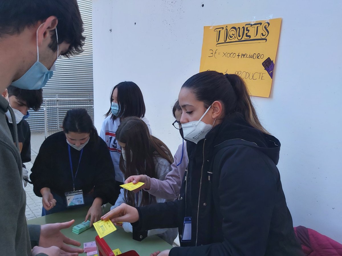 unatalgemma's tweet photo. L'equip #shoutit és el protagonista. Un equip format per alumnat voluntari de diferents cursos i per professorat. Tots ells han lluit una barreja de valors molt preuats com són la generositat, el compromís, la iniciativa, la creativitat i la il.lusió entre altres. @InsMatadepera https://t.co/qcH5m8OzCp