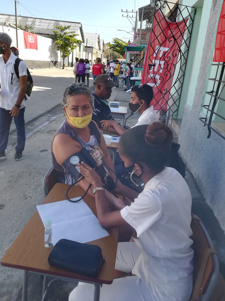 StgoUjc's tweet photo. Nuestros jóvenes universitarios, realizan intervención comunitaria en la Comunidad "Los Cangrejitos".
Se comparte con los vecinos y se atiende su salud como prioridad.
#UJC60Años, #VamosConTodo, #CubaViveEnSusJóvenes, #UJCStgo, #FEUStgo, #99FEU, #RumboAl100FEU. https://t.co/DFaCn3dawc
