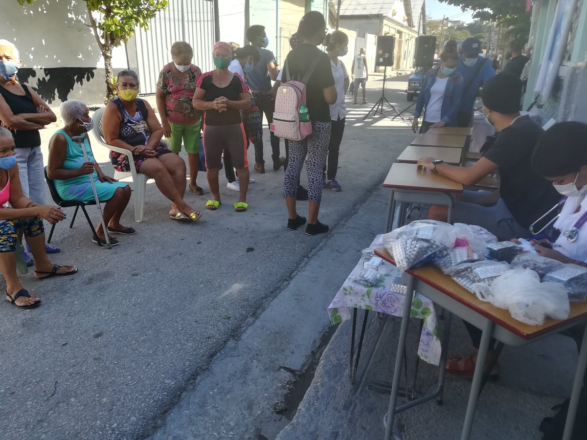StgoUjc's tweet photo. Nuestros jóvenes universitarios, realizan intervención comunitaria en la Comunidad "Los Cangrejitos".
Se comparte con los vecinos y se atiende su salud como prioridad.
#UJC60Años, #VamosConTodo, #CubaViveEnSusJóvenes, #UJCStgo, #FEUStgo, #99FEU, #RumboAl100FEU. https://t.co/DFaCn3dawc