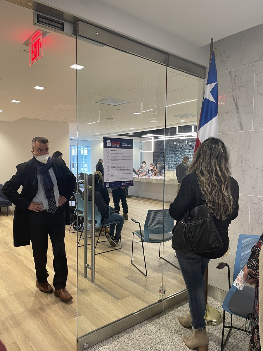 jechulazcano's tweet photo. Consulado de Chile en Houston con fila siendo las 11:05 am. Muuucha mas gente que la primera vez. Vamos que se puede! 🌳 https://t.co/PMr9xt1Qkt