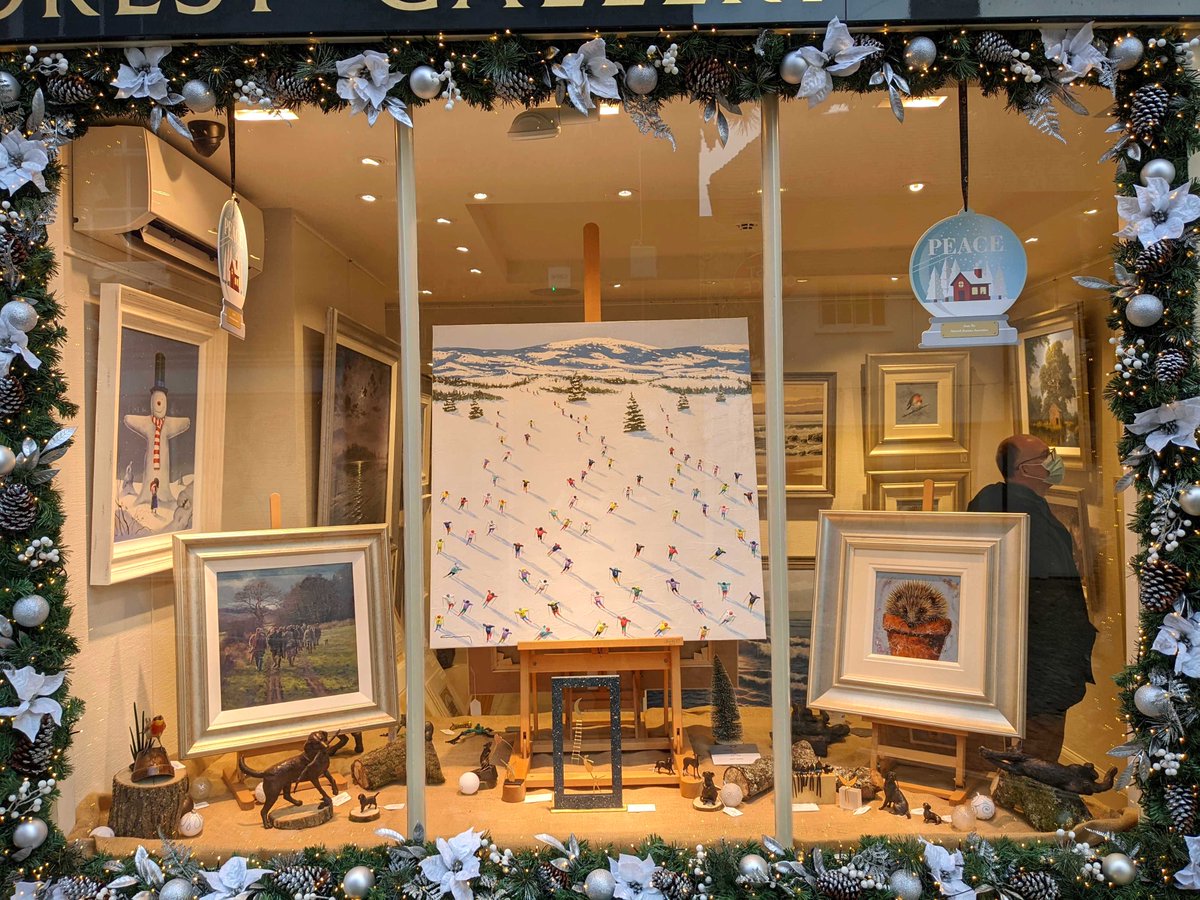 A seasonal window display this evening featuring Casimiro Perez and his fun-filled skiing painting.

#petworthuk #fineartgallery #artgallery #skiingart #skiart #skipainting #snowart #skiing