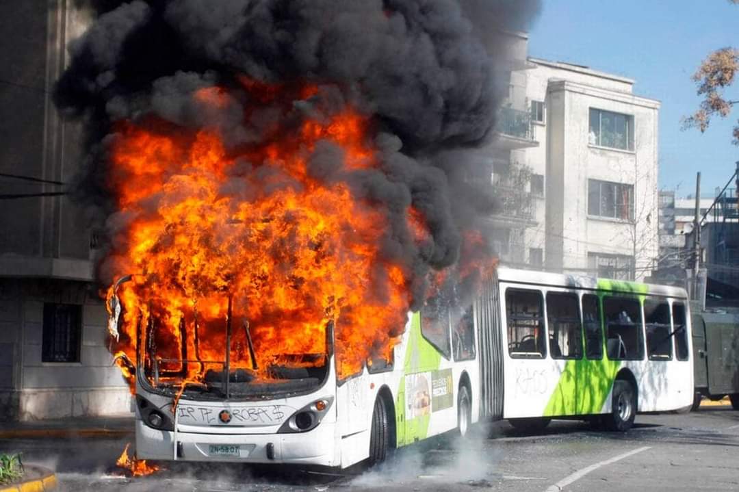 M_Arellano1970's tweet photo. @Reefox Ahí estan los buses que necesitan ahora https://t.co/IZQaLaw5jV
