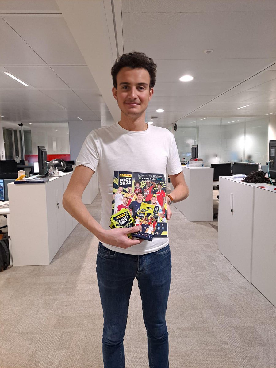 lequipedusoir's tweet photo. 🎁 CADEAU 🎁

Ce soir @RomainHarent vous offre un album Panini 2021/2022 + 20 pochettes, soit 100 stickers 😍

RT &amp; Follow @lequipedusoir et choisissez bien le chroniqueur qui jouera pour vous au quiz : 

Roustan / Domenech / Appadoo / Maturana / Schneider ⚽

Rdv 22h30 ! 

#EDS https://t.co/Lz63S4bHQl