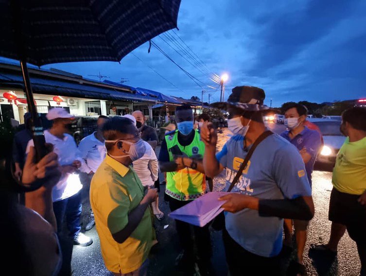 simkuihian's tweet photo. Thanks APM, NGO 慈济 (Tzu Chi), SESCO, #TeamDrSim for helping up the victims of the mini “tornado” which causes extensive damage to the roof of more than 20 houses.

Fortunately no one is injured 🤕.  Will help facilitate with the various Sarawak Gov fundings assistance.  

Skh🐝 https://t.co/swIaiKTXfd