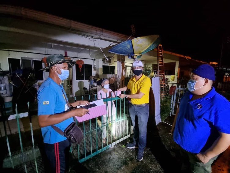 simkuihian's tweet photo. Thanks APM, NGO 慈济 (Tzu Chi), SESCO, #TeamDrSim for helping up the victims of the mini “tornado” which causes extensive damage to the roof of more than 20 houses.

Fortunately no one is injured 🤕.  Will help facilitate with the various Sarawak Gov fundings assistance.  

Skh🐝 https://t.co/swIaiKTXfd