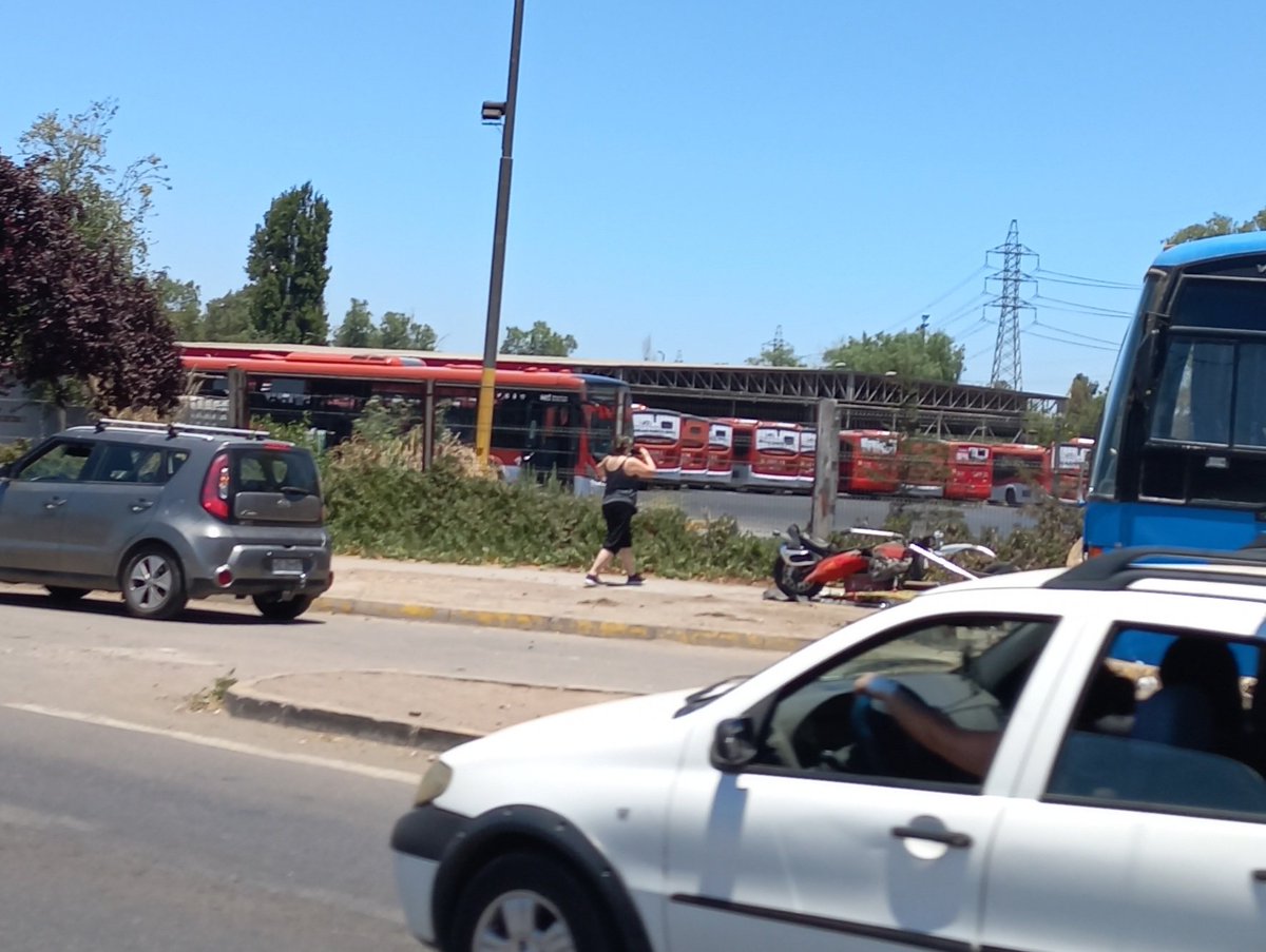 #SueltenLasMicros como todo debe ser con verificador ya sea con audios o imágenes, aquí les dejo la realidad de chile hoy. Aparcaderos llenos de buses, esto es en #Renca @rodrigosepu @julio140166 @ContigoCHV @Mega #BoricPresidente 
Hoy la esperanza le gana al fascismo 🌳🌳🌳