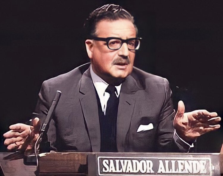 Periodista:  ¿Cuál es a su juicio, la virtud más admirable y el defecto más despreciable de la juventud actual?

Allende: La mayor virtud: la rebeldía. El mayor defecto: el conformismo.