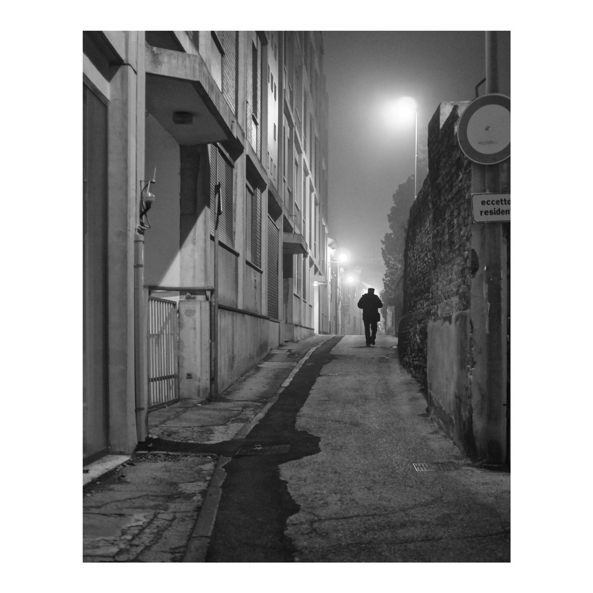 mpietropoli's tweet photo. What does matter?
/
/
/
#rovigo #italy #whatitalyis #streetphotography #archilovers #archicity #contemporarycities #fujifilm #fujix100 https://t.co/kTxquZ0KRg
