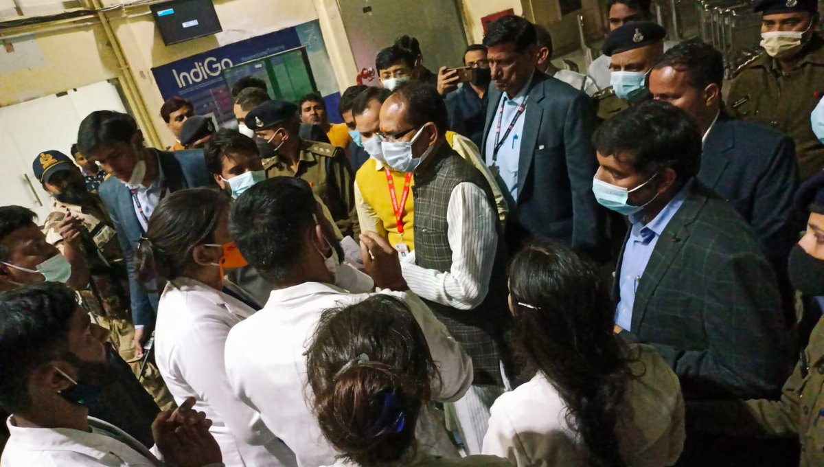 TomarSmriti's tweet photo. @OfficeOfKNath These people are good for nothing they should resign... they are blind, deaf and dumb also. नेताओं को सिर्फ़ अप्नी पडी है । आग लगे बस्ती म पर ये सब अपनी मस्ती मे है। NURSING,and RGPV students are students. #justiceforparamedicalstudents @OfficeofSSC @INCMP @ABVPVoice @PMOIndia https://t.co/ENzQ80bUdd