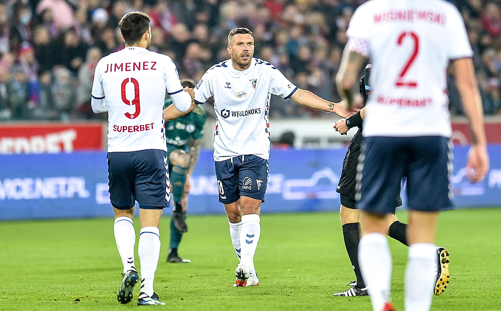 SportSlaski's tweet image. ⚽🗣️ - W II połowie to był zespół, który gra kombinacyjnie, potrafi stwarzać sytuacje bramkowe. Niestety nie wykorzystaliśmy ich i to się zemściło - mówił trener @GornikZabrzeSSA po emocjonującym, ale ostatecznie przegranym 1:2 meczu z liderem ‼ #LPOGOR

sportslaski.pl/artykul/pechow…