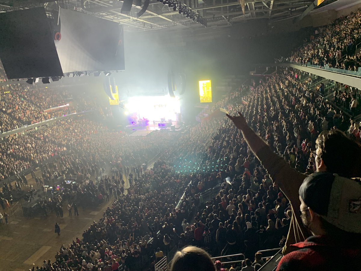 D_Ray_Den's tweet image. @machinegunkelly Thank you for the best fucking night of my life.