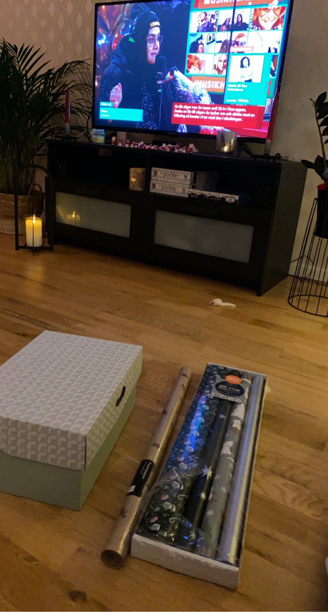 jossanryman's tweet photo. Årliga paketinslagningen med #mh21 i bakgrunden. I år med sällskap av Signe som också gillar musikhjälpen https://t.co/l6J15vAOvR