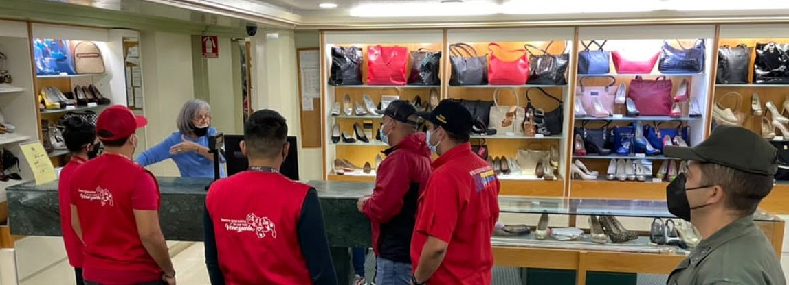 jdavidcabello's tweet photo. La fuerza fiscalizadora del #SENIAT desplegada en todo el país con fiscales de punto, revisando la operatividad de la máquina y la impresión de la factura legal. 
#ExigeTuFactura
#SENIATTrabajaParaTi https://t.co/k7edU2hSUT