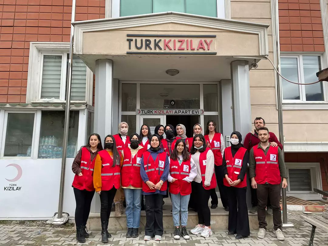 ✨Eller çok olunca yük hafiflenir diyerek Artvin Genç Kızılay ve AÇÜ Genç Kızılay olarak Artvin Şubemize sizler için gelen bağışları özenle düzenlediler. ✨

<a href="/Kizilay/">Türk Kızılay</a> <a href="/genckizilay/">Genç Kızılay</a> <a href="/drkerem/">Kerem Kınık</a> <a href="/dr_ialtan/">Dr. İbrahim ALTAN</a> <a href="/nurdaldurmus/">Nurdal Durmuş</a> <a href="/kocemree/">Emre Koç</a> @kelyazar <a href="/ofarukcaliskan/">Ömer Faruk Çalışkan</a> <a href="/akifemreaktas/">Akif Emre Aktaş</a> <a href="/Slymn0808/">Süleyman KURU</a>