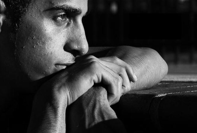 أَرَاكَ عَصِيَّ الدَّمْعِ شيمَتُكَ الصَّبْرُ
أَما لِلهَوَى نَهْيٌ عَلَيْكَ وَلا أَمْرُ

بَلَى أَنَا مُشْتَاقٌ وَعِنْدِي لَوْعَةٌ
وَلَـكِـنَّ مِـثـلِي لايُـذَاعُ لَـهُ سِرُّ

- أبو فراس الحمداني