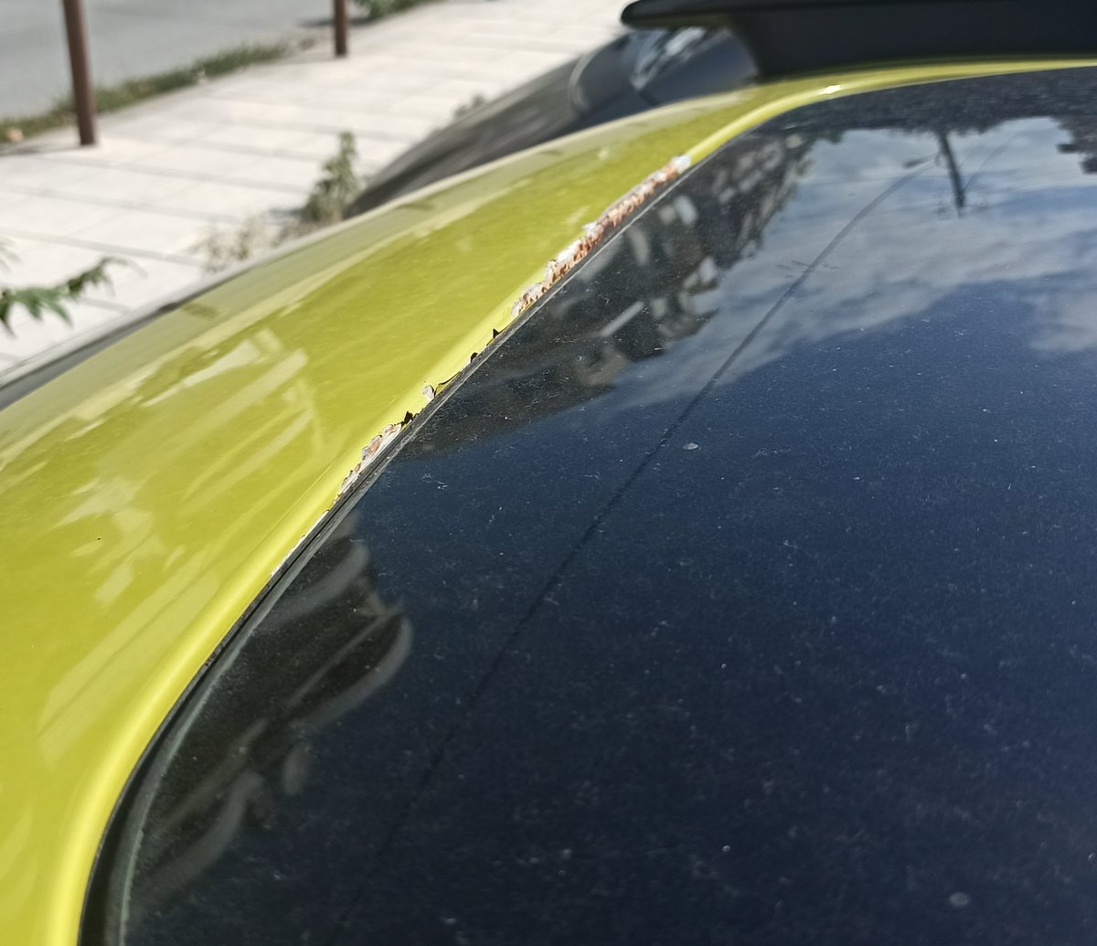 dinos66's tweet photo. 6 year old car and rust has developed in two different places. Obviously a problem with the factory anti-rust process but Citroen in Greece says that there's nothing they can do. Is that true @Citroen ??? Doesn't this look that there was no anti-rust coating to begin with? https://t.co/zdL4REhuyd