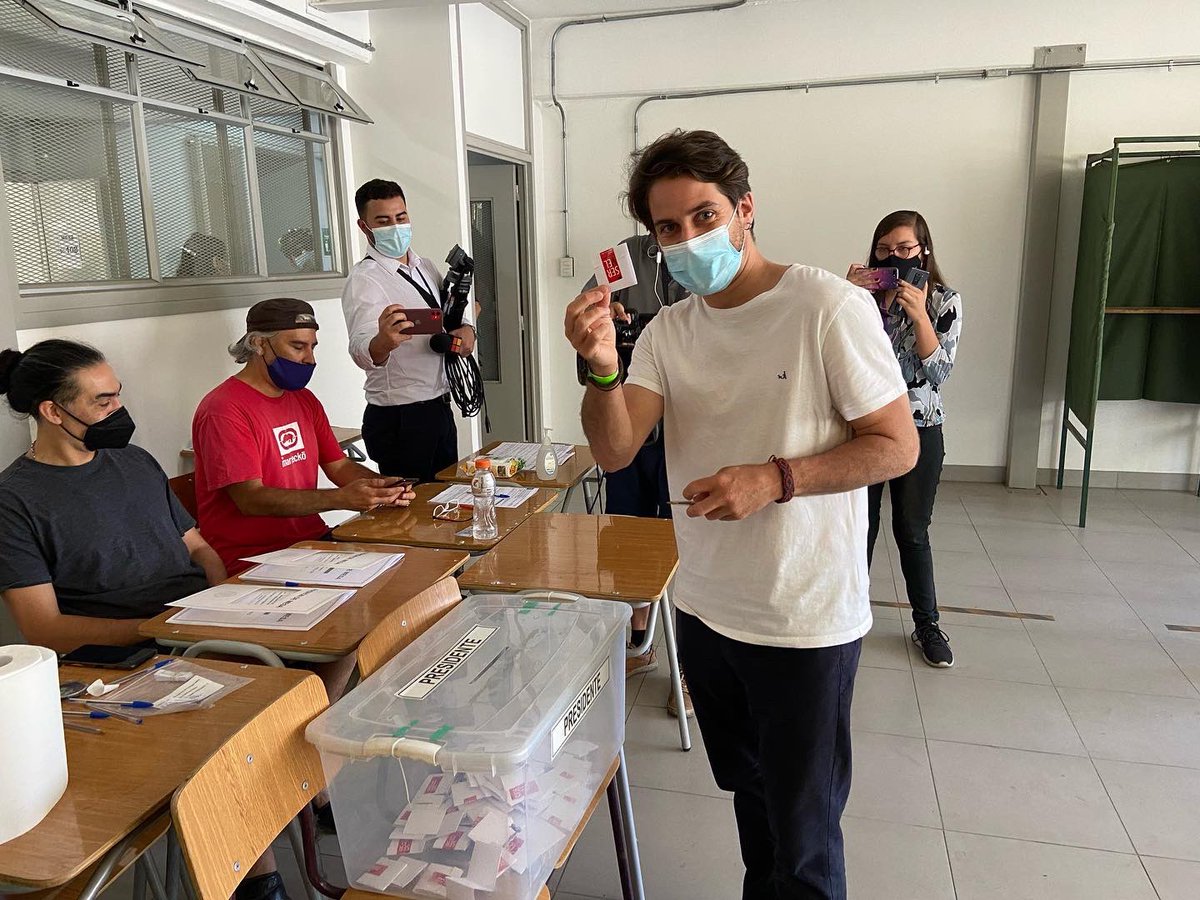 gonzalowinter's tweet photo. Hace un rato, ejercí mi derecho a voto en el Liceo Amunategui. El proceso fue muy ordenado y rápido. 

Te necesitamos, si aún no vas a votar, súmate y participa de este día histórico.✊🌳 #EleccionesChile2021 https://t.co/6YQ32jE2QY