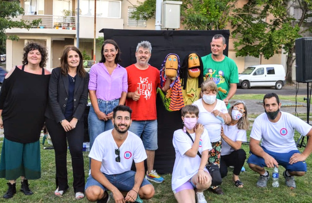 BInfantBelgrano's tweet photo. Ayer vivimos una tarde de llena de color y humor para darle la bienvenida al veranito de la Biblio!

Gracias #Titirifeos por las carcajadas a montones! 🌈🙌🏻
Y gracias a tod@s los y las niñas que compartieron nuestro gran patio que es la Plaza Güemes ♥️ https://t.co/1ntH3jRSgR