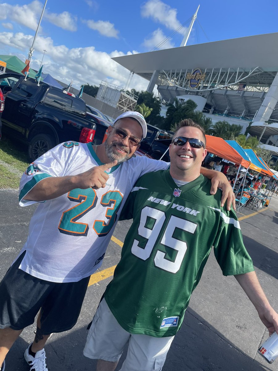 CutlerRidgeLAZ's tweet photo. Back At The CRIB💯🙌🏻 🐬🎄🎅🏻 @maureen52375 #BeatThePlanes #FinsUp #JoeRobbieStadium https://t.co/ErunPsmrTb