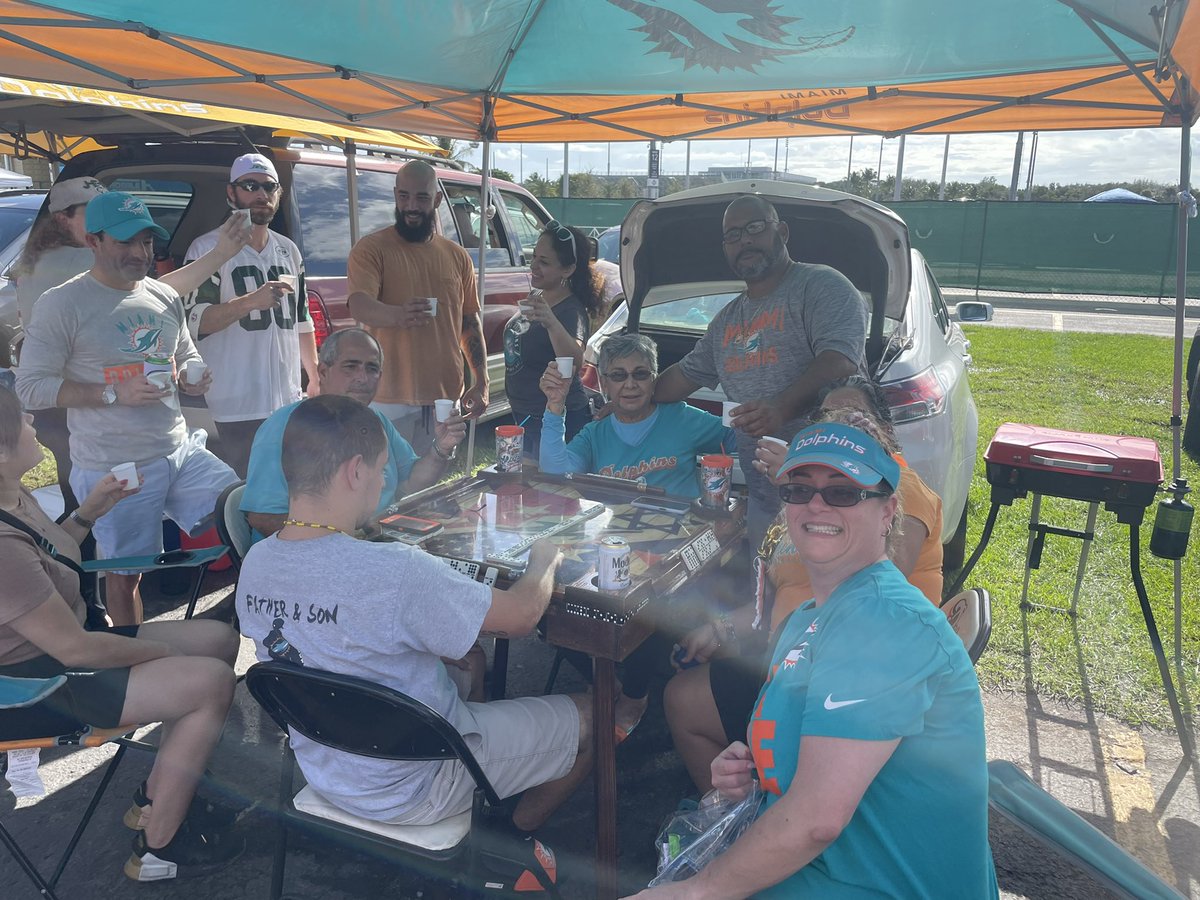 CutlerRidgeLAZ's tweet photo. Back At The CRIB💯🙌🏻 🐬🎄🎅🏻 @maureen52375 #BeatThePlanes #FinsUp #JoeRobbieStadium https://t.co/ErunPsmrTb