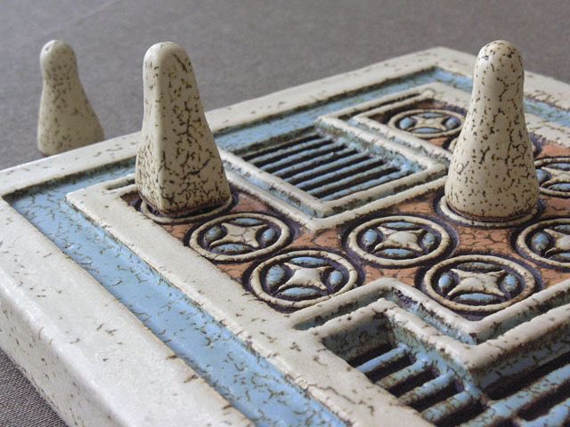 Découvert par Sir Arthur Evans dans les ruines du palais de Knossos, ce plateau est un « jeu de l’oie » symbolisant la vie et le voyage vers les Enfers avec un retour à la vie.
#GameAwards