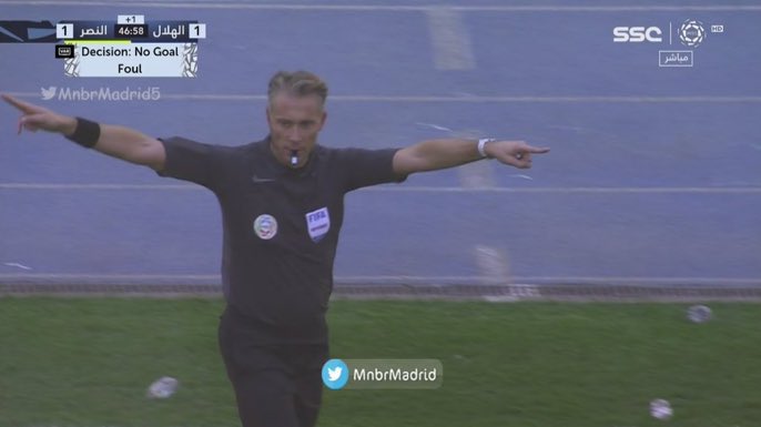 يبدوا ان الرجل الخفي الذي يستقبل الحكام من المطار نسي ان يعطي التعليمات للحكم الايطالي ليكون في صف نادي الازيرق كما فعل في مباراة العالمي في بطولة آسيا!!! انتصر العالمي حينما حضرت العدالة في مبارة عصر الخميس واتوقع عدم حضور الحكم نهائيا في اي مباراة امام نادي الازيرق لاحقا!!!