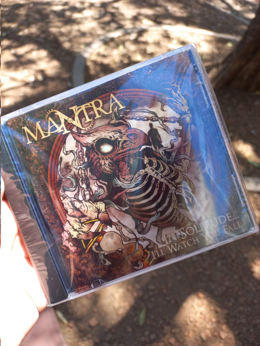 LEY DE ATRACCION FACT:
El último toque de metal venezolano al que fui (2015) prometi que a como dé lugar iba a tener una franela de <a href="/Mantra_ccs/">Mantra</a> ...hace unos dias me dieron la franela y hoy, a 50mil kms de distancia de caracas y de mano de <a href="/EnzoPalma/">Renzo Calma</a> tengo mi disquitoooo 🖤