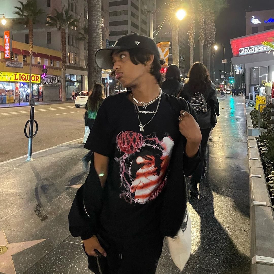 SWIXXZ's tweet photo. presale ends at midnight 🕛 order your limited edition SWIXXZWORLD tour tee asap 💨👩🏻‍💻 https://t.co/z3ZrkKL6Zd https://t.co/fcJfEWDjzB