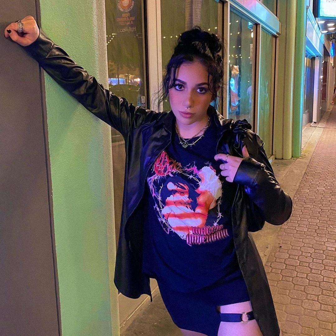 SWIXXZ's tweet photo. presale ends at midnight 🕛 order your limited edition SWIXXZWORLD tour tee asap 💨👩🏻‍💻 https://t.co/z3ZrkKL6Zd https://t.co/fcJfEWDjzB