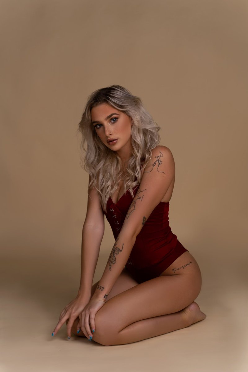 modelxclusive's tweet photo. Be obsessed with getting comfortable with your skin✨ https://t.co/e4mioMm7bA