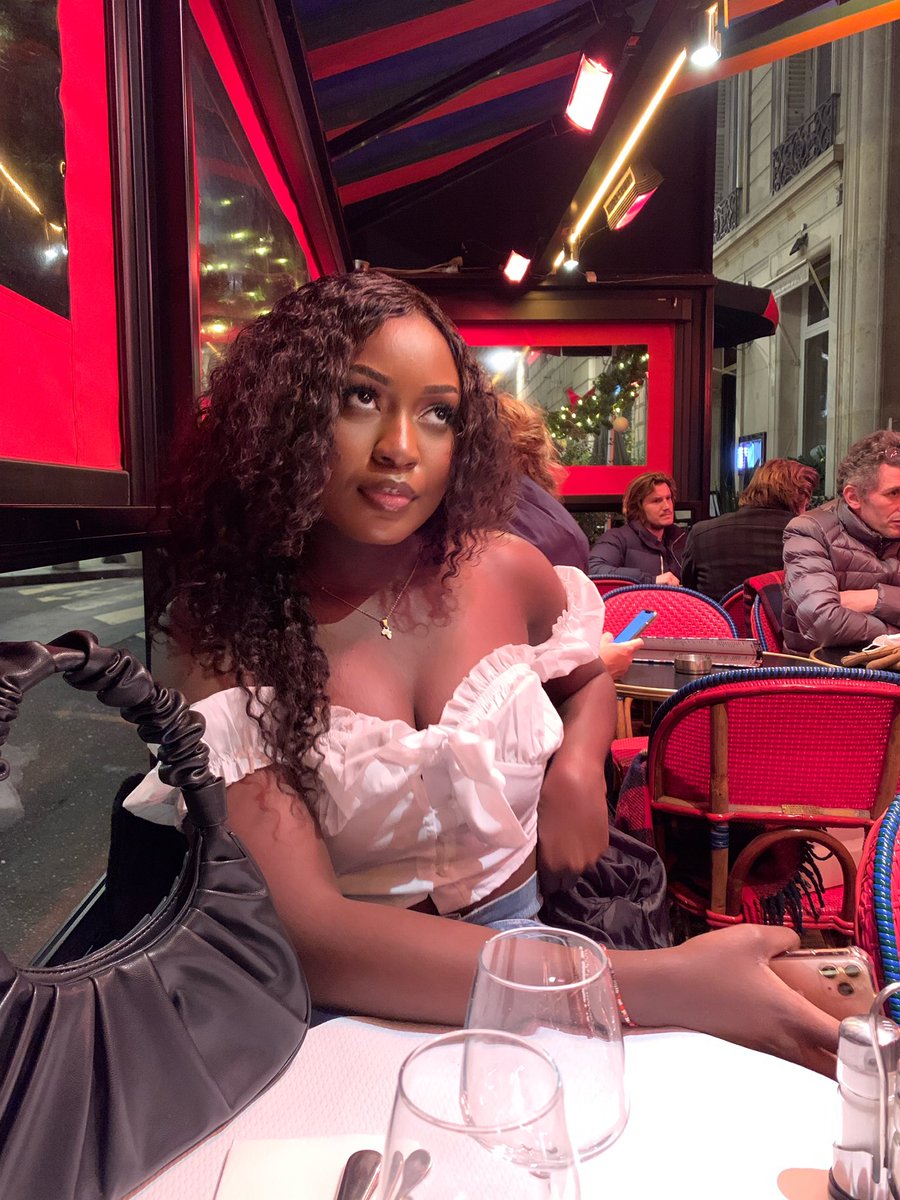 ElyelGilungu's tweet photo. Je veux des roses 🌹🥺🌹🦋🥰 https://t.co/wd1joOIGbO