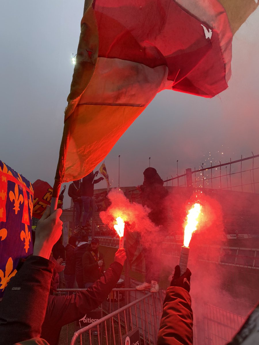 justLens_'s tweet photo. Quelques photos du dep à Poitiers 🎉❤️💛 #SPFCRCL #RCLens https://t.co/KyztjHTJ0Z