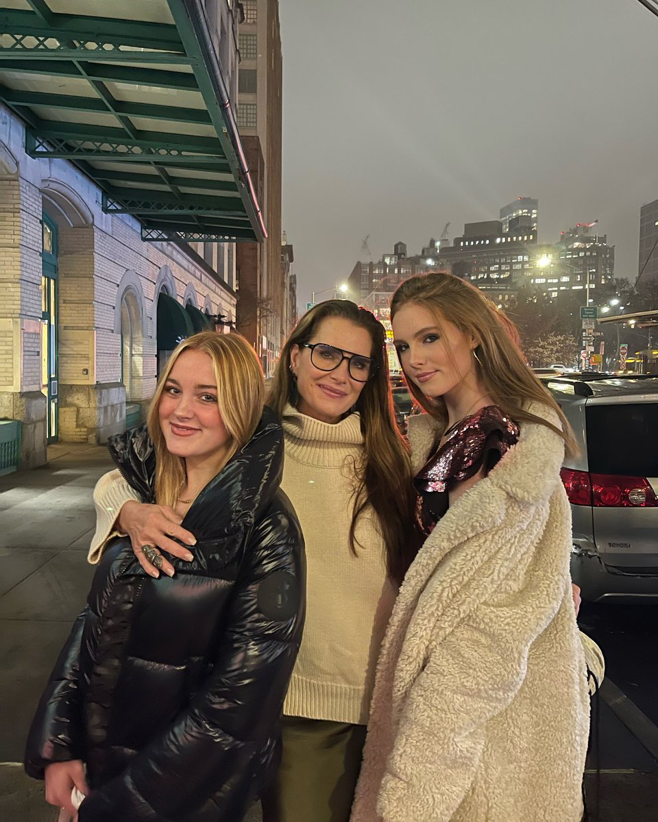 BrookeShields's tweet photo. home for the holidays 🥰♥️🎄 https://t.co/ARl6CVuGNR