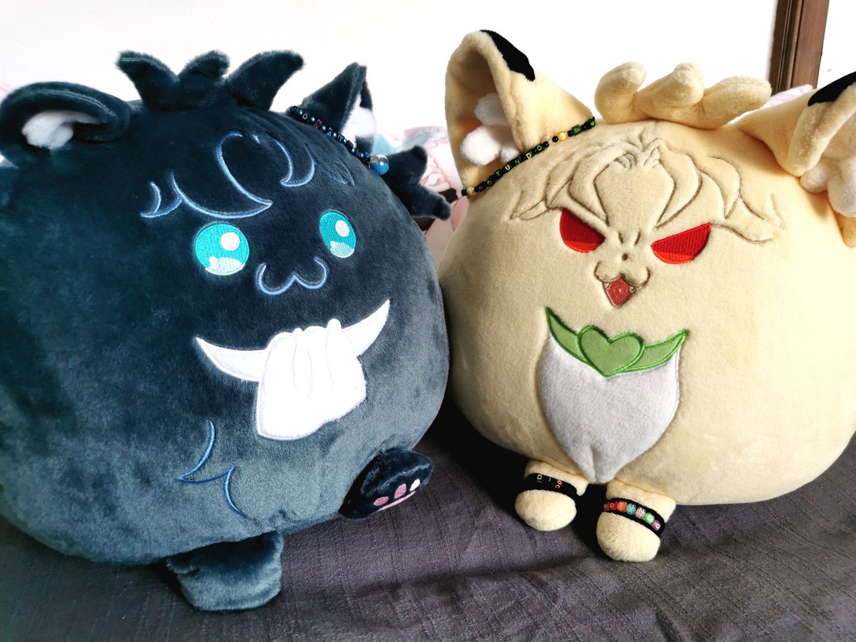 NecroTea's tweet photo. DIO Rotundo hanging out with his new friends 💙💚💜 https://t.co/ydJex3Izy4